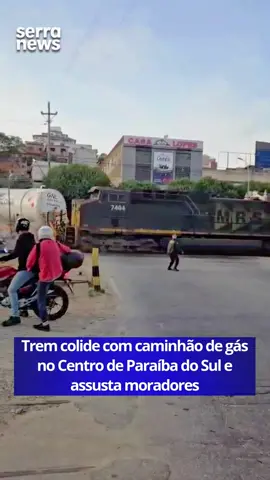 Um trem atingiu, na manhã de quarta-feira (20/08), um caminhão de gás que tentava atravessar a linha férrea no centro de Paraíba do Sul, no RJ. Transeuntes registraram o momento da colisão.  O veículo, que manobrava em uma passagem de nível entre a avenida Ayrton Senna e a Rua Saturnino Braga, não conseguiu deixar os trilhos a tempo e acabou sendo lançado contra uma parede após o impacto. Até a publicação desta reportagem, não havia informações sobre feridos. Com a batida, houve temor de explosão por conta da carga, mas não foi registrado vazamento nem incêndio. O caminhão permanece no local. #SerraNews  📲 Siga @serranewsrj