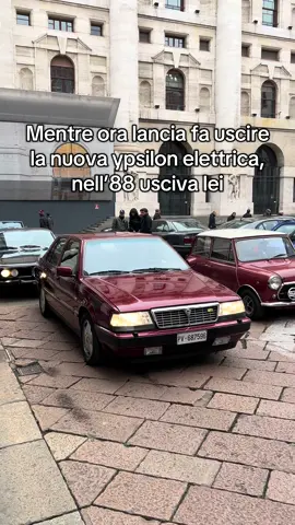 Capolavoro. #lancia #themaferrari #v8 #ferrari #perte Prima auto con alettone elettrico retrattile, V8 dalla Ferrari 308, su un’anteriore. Interni da far paura, urlano lusso ancora quasi 40 anni dopo, specchietti retrovisori elettrici, cosa banale nel 2025 ma decisamente non nell’88, un salotto su ruote con dentro un 3000 V8 a 90° direttamente da una ferrari, un’idea pazza, senza senso. Stesse prestazioni del Thema Turbo, però sai, è ferrari, 8 come i cilindri e 32 come le valvole, Lancia Thema Ferrari 8.32, capolavoro ingegneristico italiano 😍😍😍