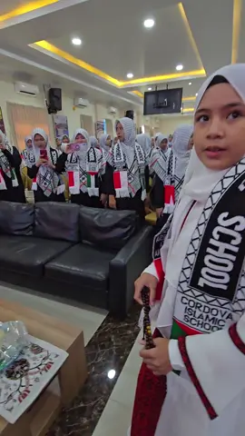 @filindonim  Dia jadi saksi kejahatan penjajah, maka tak ada kata lain free Palestine.