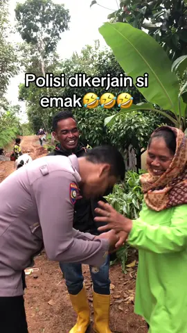 Polisi dikerjain si emak #fyp #fypage #polisi #polisiindonesia #viral 