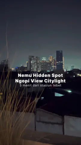 — Can’t miss this view!🌃 Nemu hidden spot ngopi cozy, perfect buat WFC atau bengong santai. Dan enaknya, lokasinya deket banget dari stasiun 🚉✨ #spotngopi #citylights #fyp #coffee #coffeeshop #fypシ゚viral #hiddengems #tebet #jakarta #stasiun 