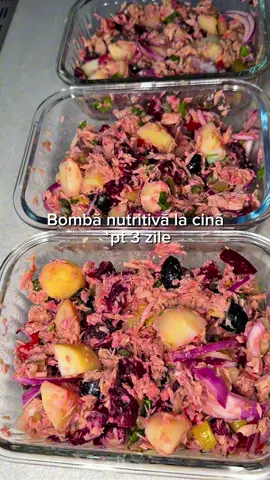 🔑 Cheia succesului este organizarea și disciplina ⚡️ 🥗 Facem împreună un meal prep cu cina pe 3 zile.  Nu ne complicăm, o salată rapidă și plină de nutrienți este perfectă când nu vrei să stai cu orele în bucătărie🫣 💪🏻 340 calorii și 41g proteine pe porție  👩🏽‍🍳 Doar amestecăm următoarele ingrediente și împărțim în 3 porții egale: Cartofi fierți  Ton în suc propriu Gogoșari Castraveți murați  Sfeclă roșie  Ceapă roșie  Capere Măsline Anșoa  Pătrunjel proaspăt  Dressing: muștar, zeamă de lămâie, oțet, usturoi pudră , sare și piper 👯‍♀️👯‍♀️ Dacă mai vrei idei de mese rapide, te aștept în echipa mea. Am pregătit 6 idei de meal prep pentru a mă asigura că începi cu dreptul acest drum❤️ Ne vedem în platformă 🔛 www.bodybymiha.ro 👉🏻 link în BIO #bodybymihachallenge #bodybymiha #antrenamenteonline #Fitness #tonifiere #slabire #planalimentarpersonalizat #nutritie #mesesanatoase #dieta #stildeviata #antrenamentacasa #meserapide #retetaproteica #salata 