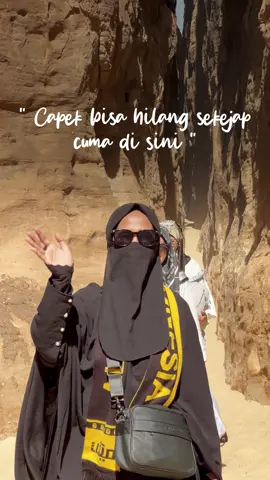 Capek hilang sekejap. Senyum jadi gampang. Itu bukan sihir, itu keajaiban kecil yang cuma ada di tanah suci ✨ Dari pertama kali lihat Ka’bah 🤍, sampai nyasar pas tawaf tapi malah senyum-senyum sendiri 😅—semua jadi kenangan indah yang nggak bakal hilang. 👉 Kamu pernah ngalamin momen spesial apa pas umrah? Share di komentar biar kita nostalgia bareng 🤲