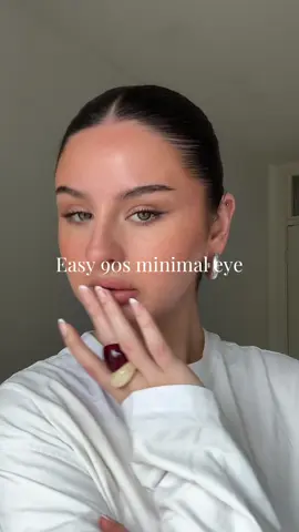The easiest 90s minimal eye using the @Hourglass Cosmetics curator palette minimalist (Gifted) #hourglasscosmetics #90smakeuplook #makeuptutorial #minimalmakeup #90smakeup 