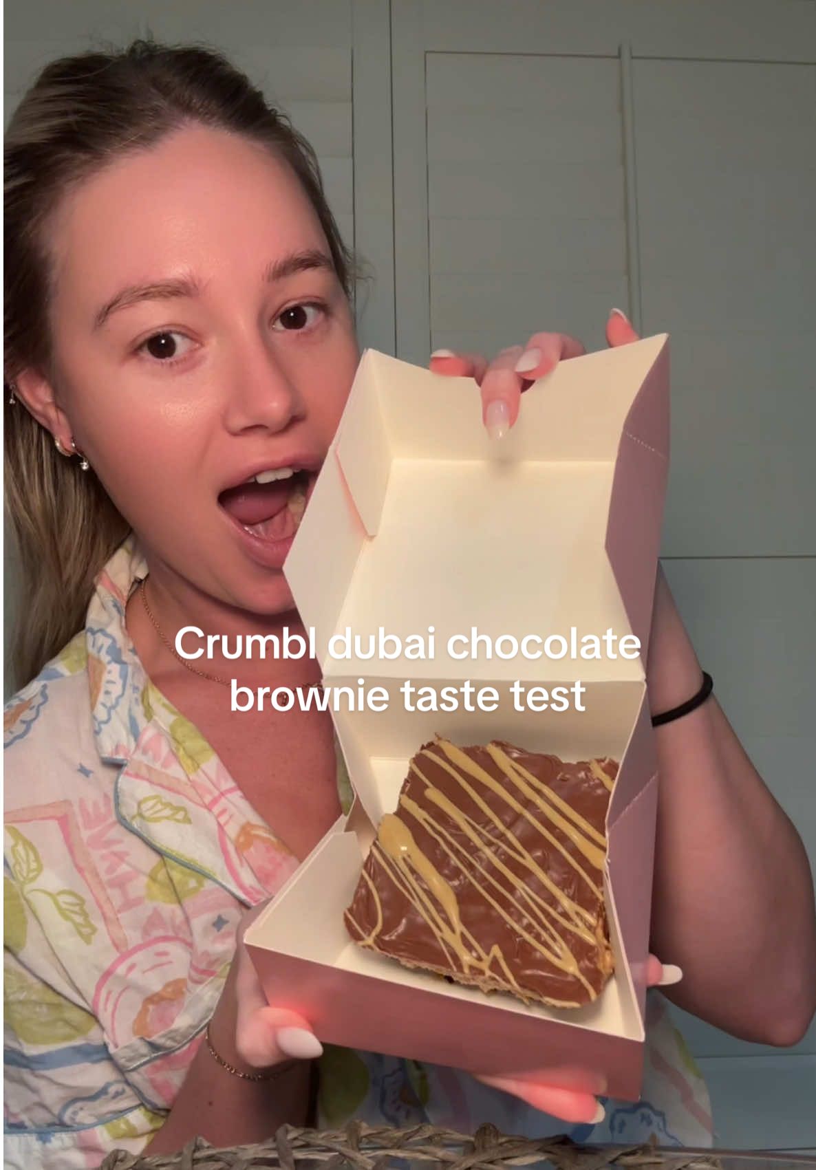 Usually I’m not a crumbl fan but wow you need this #crumbl #dubai #dubaichocolate #crumblecookie #tastetest 