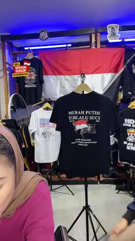 Mau kaos desain suka-suka? Bahan Cotton Combed 24s premium, nyaman dipakai pria dan wanita. Cek warna dan ukuranmu di atas!