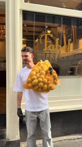 That's how we make our fries at Fabel Friet! 💛🥔 Sil takes you through the process, from potatoes to fries🍟 #fabelfriet #amsterdam #amsterdamfood #viralfood #amsterdamfoodguide #fries #potato #potatoes #fyp #foryouu #amsterdamcity 