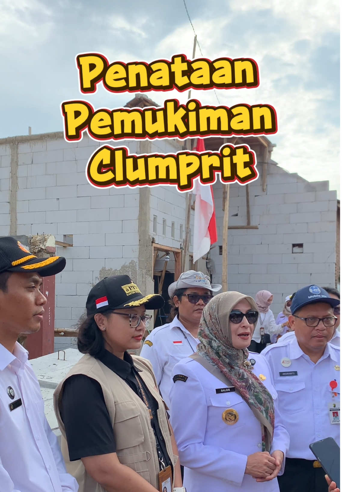 Terima kasih kepada Kantor Staf Presiden yang sudah meninjau langsung penataan pemukiman Clumprit yang sedang berjalan.  Kolaborasi yang sangat baik di antara Pemerintah Pusat dan Pemerintah Daerah, termasuk dari Dinperkim, Dinas PU Kantor Pertanahan, hingga para masyarakat yang saling kolaborasi, saling berkontribusi membuat penataan ini dapat terselenggara. Inilah wajah Pekalongan sesungguhnya, dengan kerja sama, kita pasti bisa menuju Pekalongan yang bangkit dan maju. #BalgisDiab #KotaPekalongan #Pekalongan 