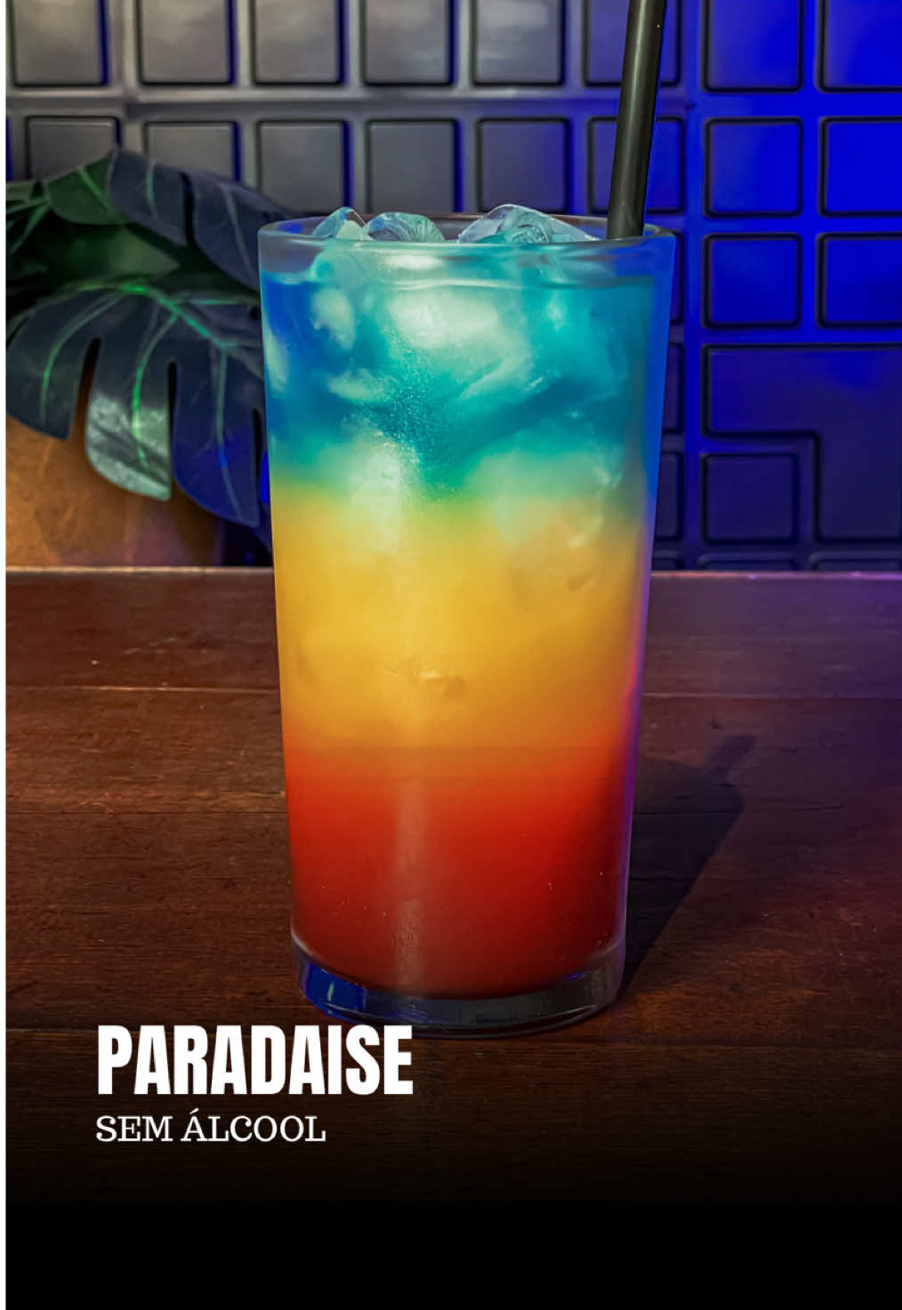 Paradaise (sem alcool)  Mais um drink criativo e sem álcool para vocês! Já manda para quem vai gostar desse drink!  Ingredientes:  20 ml de xarope de groselha 80 ml de suco de laranja natural Isotônico mix de frustas Bastante gelo Modo de preparo: Em um copo longo com bastante gelo, adicione a groselha e o suco de laranja. Complete levemente com o isotônico, criando camadas. #drinks #drink #receita #mocktails🍹 #mocktail     