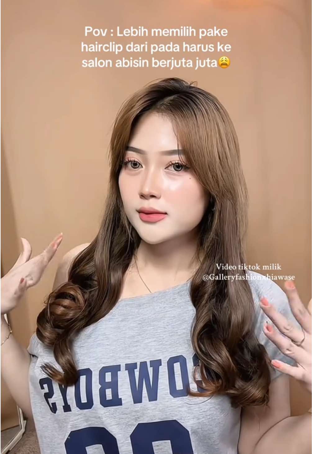 Punya rambut panjang gak harus nunggu bertahun tahun🥺 mana hasilnya natural bgt 😍 yg punya keluhan gak pd karena salah potongan rambut,atau rambut kamu tipiss boleh cobain hairclip ini🤍 #hairclip #rambutpalsu #wig 