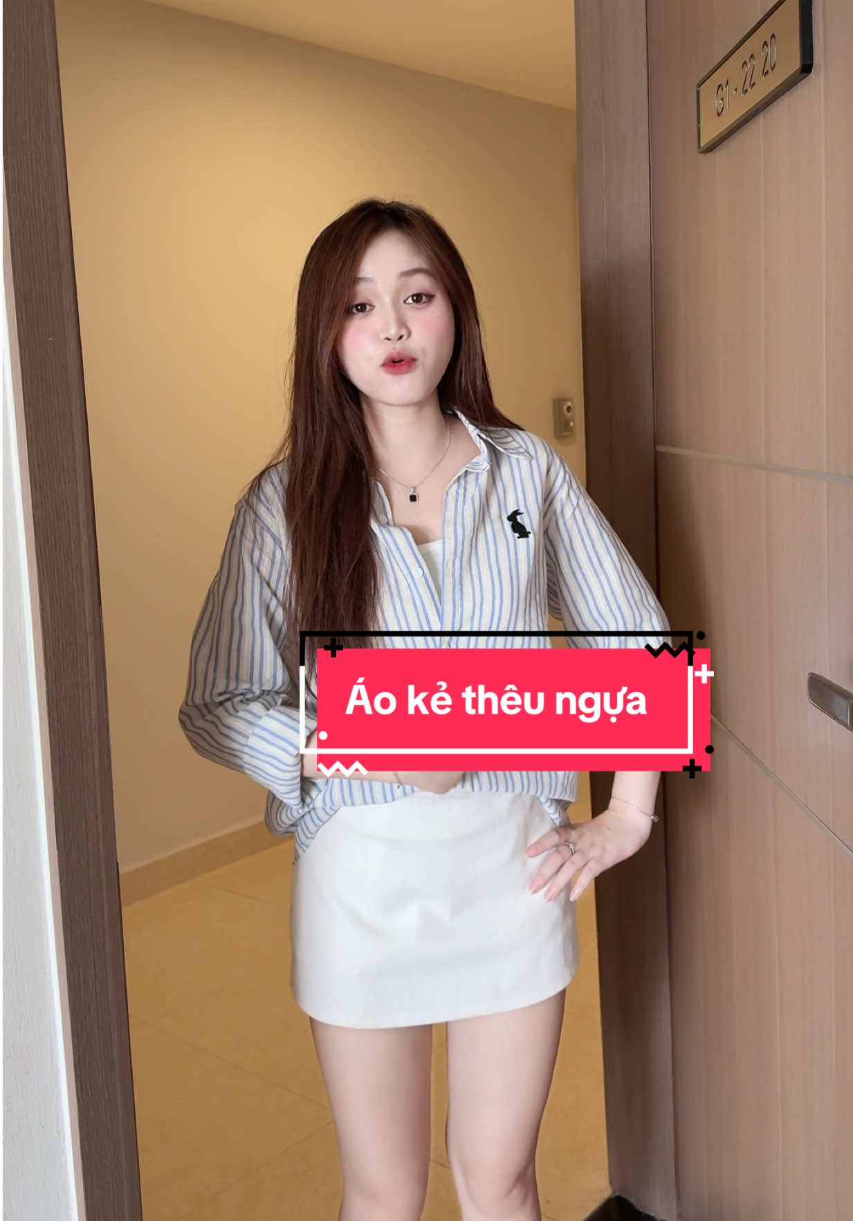 Áo kẻ thêu cá tính