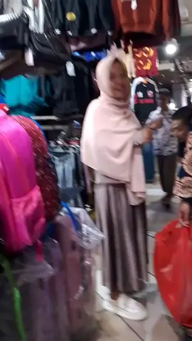 Hujan2 Dibawa Ketawa Ngakak Aja Jadi Rame Ni Pasar😂🤣 #viral #viralvideo #fyp #fypシ゚viral #tiktok 