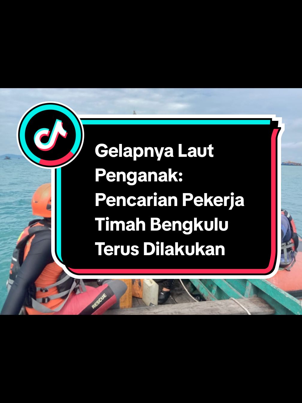 Gelapnya Laut Penganak: Pencarian Pekerja Timah Bengkulu Terus Dilakukan, Tantangan Arus dan Minimnya Jarak Pandang Jadi Kendala Utama BANGKABARAT, newsharian.com – Pencarian intensif terhadap W (46), seorang pekerja timah asal Bengkulu yang hilang di perairan Pantai Penganak, Bangka Barat, masih belum membuahkan hasil hingga sore ini. Tim SAR Gabungan terus berupaya mencari korban, namun terkendala oleh kondisi bawah laut yang ekstrem. Sejak pagi, tim yang terdiri dari Rescuer USS Mentok, Pos TNI AL, Ditpolairud Polda Babel, Satpolair Polres Bangka Barat, BPBD Kab. Bangka Barat, serta masyarakat setempat telah menyisir area sekitar lokasi kejadian perkara (LKP) dengan berbagai metode. Kapal nelayan dan rubberboat dikerahkan untuk memperluas jangkauan pencarian. Kepala Kantor SAR Pangkalpinang, I Made Oka Astawa, menjelaskan bahwa upaya pencarian telah dilakukan secara maksimal. “Pencarian pada hari kedua ini difokuskan pada penyisiran menggunakan rubberboat dan penyelaman oleh tim Basarnas di lokasi kejadian. Kedalaman mencapai 25 meter, namun jarak pandang yang hampir nol dan arus bawah air yang kuat menjadi kendala utama,” ujarnya.