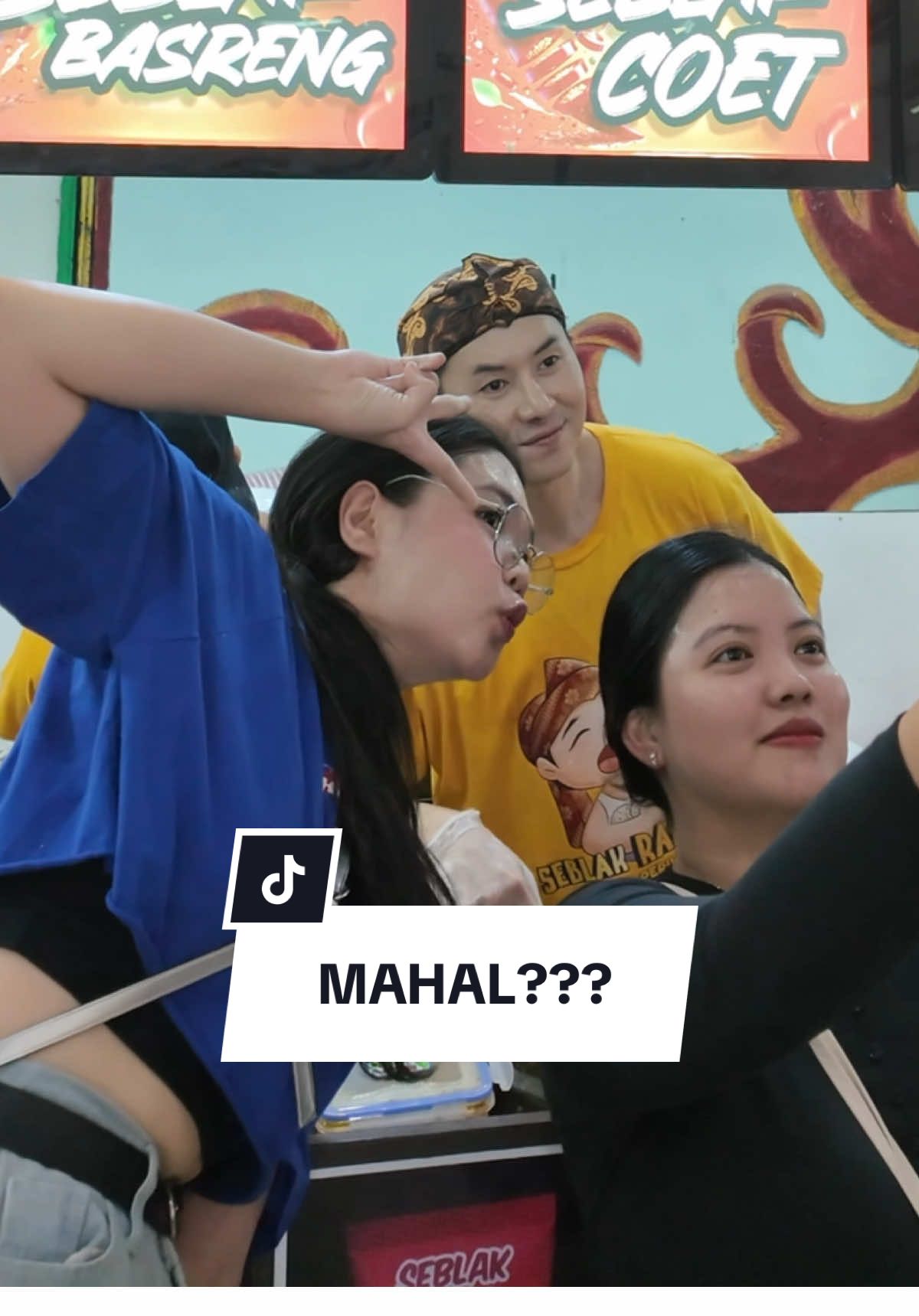 Masih jadi perdebatan katanya seblak aku mahal!! Bukan mau sombong tp kenyataan nya biasa kl mau nonton konser smash, meet & greet lalu foto bareng harus bayar lebih dari 35 ribu bahkan pernah harus beli motor dulu baru bisa foto bareng… Jadi, mahal??? 🤭 #fyp #fypシ 