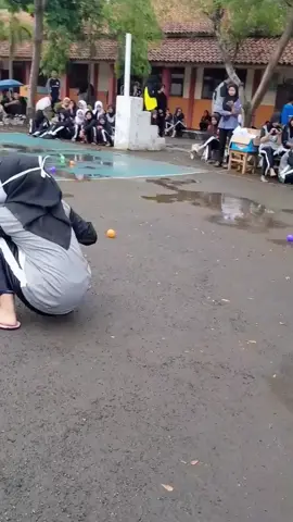 di suruh ngambil bola ehh malah pandangan pertama🤭 #akubergetardisentuhdia #masukberandafyp #4upageシ #anaksekolah #lombaagustusan  ib.@osis_smkn1palasahh 
