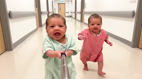 فلوقي مع توأمي 😂😂😂 #tiktok #duet #fyp #foryou #capcut_edit 