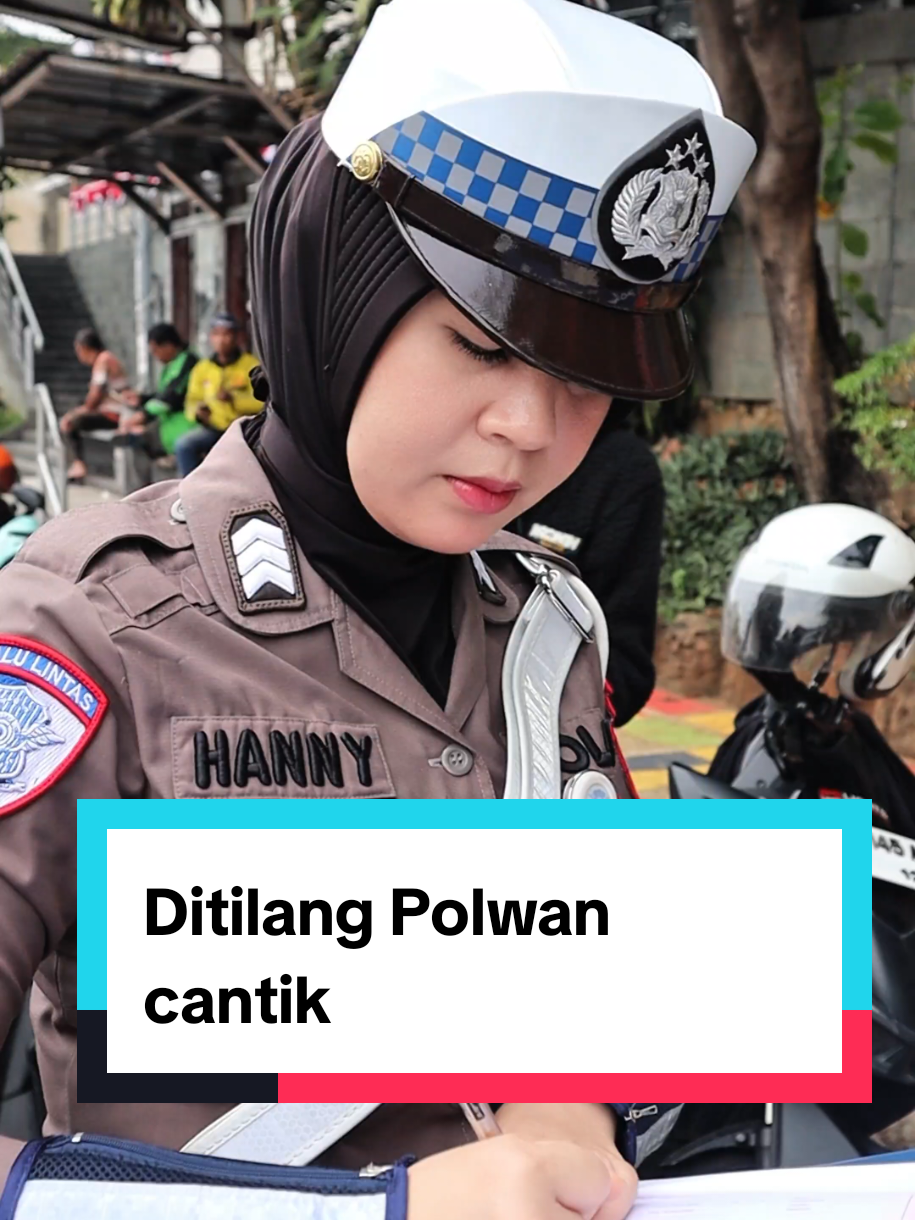 Polwan Cantik Satlantas Polresta Bandar Lampung Brigpol Hanny ketika sedang menertibkan pengendara tanpa helm #lampung #fyp #polisi #bandarlampung #polwan 