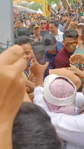 Antusias Masyarakat menyambut mas wapres Gibran  #gibranrakabuming #pacujalurkuantansingingi #riau #viraltiktok #fyppppppppppppppppppppppp 