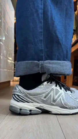 New Balance 860v2 Size: 42.5 , 9.5us , ยาว 27 cm #shoesshine42 คู่นี้สภาพสวยสมบูรณ์ สีเท่จัดๆ   Upper ภายนอกสะอาดดูดี ตาข่ายไม่มีขาด  ซอฟเดิม นวมเดิม พื้นเต็มๆ ใช้งานได้อีกยาวๆ  ทำความสะอาดแล้วพร้อมใช้งาน ✅รับประกันของแท้100%✅ ราคา 1,490 บาท (จัดส่ง 60 บาท) ติดตามที่เพจ SHOES SHINE ig: shoes.shine.shop Tik: shoesshineshop #รองเท้ามือสองของแท้สภาพดี #รองเท้ามือสอง #รองเท้าคัดเกรด #รองเท้าแฟชัน                   