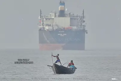 দিগন্তে ঘনিয়েছে ঝড়,দেশের নৌকা যেন ডুবে না যায় অন্ধকারে।        হাল ধরো দৃঢ় হাতে, তাহলেই বাংলাদেশ পৌছাবে আলোর তীরে। 🇧🇩 #foryoupage #viralvideo #tiktok?bangladesh 