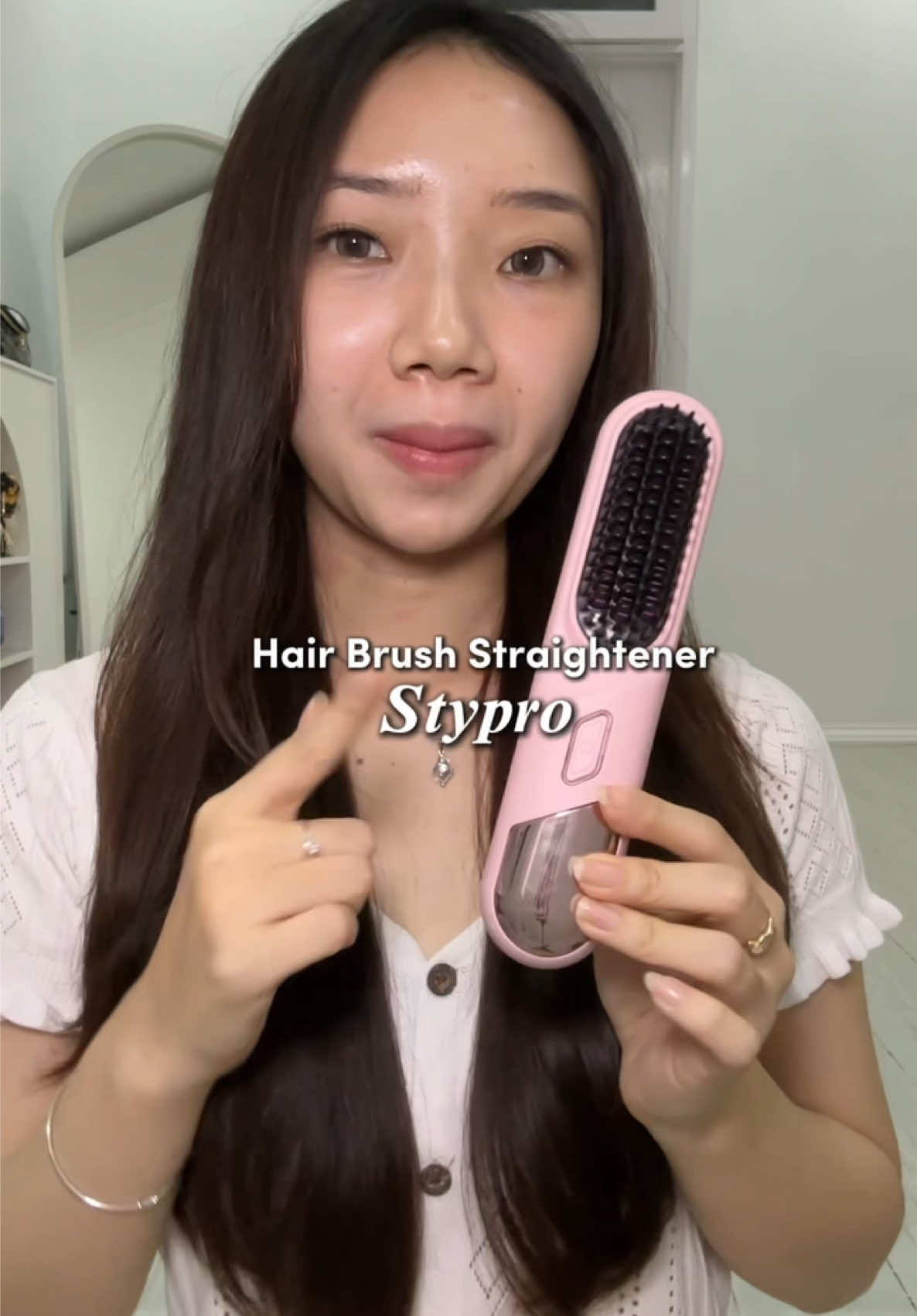 Kalian pasti gak nyesel beli hair brush straightener ini 🥹❤️ di mobil atau di luar di manapun rambut tetep cakepp gak kusut! Worth to buy deh sisir wireless satu inii ✨ #catokan #sisir #stypro #hairbrush 