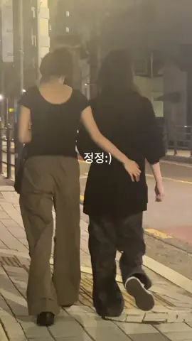 Op spotted yunah and minju at a convenience store around the hybe building #illit #yunah #minju 