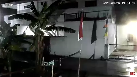 Detik-detik goncangan yang cukup kuat akibat gempa M4,9 tadi sore. Lokasi: Pasirjengkol, Karawang