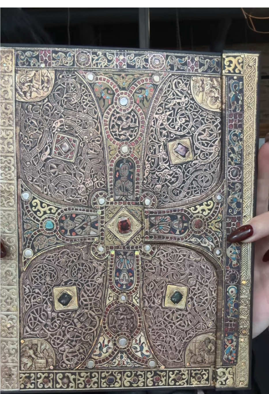 Just found the most beautiful journey I love paperblanks so much!! My last journal was paperblanks I only have like 10 pages left so a good time to find this beauty 🫀