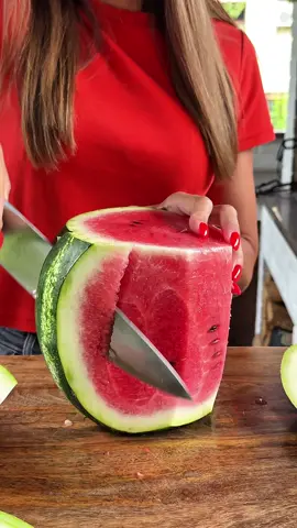 САЛАТ З КАВУНА, ОГІРКІВ ТА БРИНЗИ 🍉 Хто сказав, що кавун лише для десерту? Спробуйте його в салаті! Інгредієнти: Кавун- 400 г; Огірки -2 шт; Рукола- 50 г; Бринза або Фелата- 100 г; Мʼята - 10 листочків; Перець чилі- 1 шт; Оливкова олія- 6 ст. л; Сіль, перець - за смаком. Приготування: 1. Кавун ( кісточки дістаєте за бажанням, але саме в них зберігається багато користі для вашого організму) та огірок нарізати середніми кубиками. 2. Додати руколу, мʼяту та тонко нарізаний чилі. 3. Полити оливковою олією, посолити й поперчити до смаку. 4. Додати крихти сиру та обережно перемішати. Подавати відразу — салат максимально смачний і освіжаючий саме свіжим ❤️ #кавун #салатзкавуном #кавун🍉 #рецептсалату 