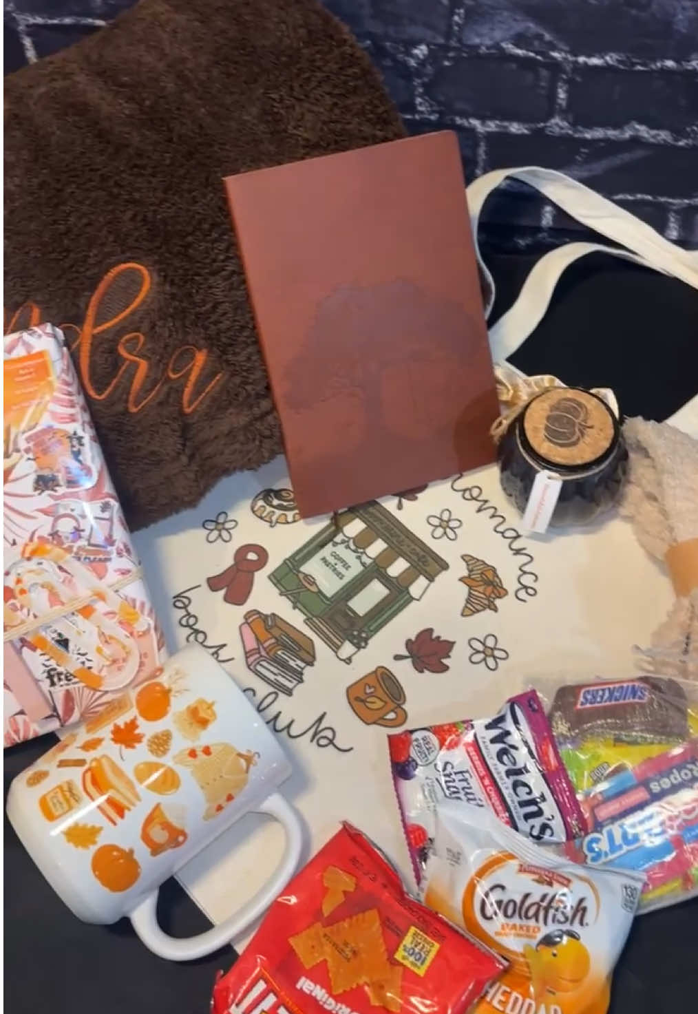 This is your reminder to treat yourself to a little fall blind date 😉 #fallblinddatewithabook #blinddatewithabook #blinddatewithabookbox #fallgirlies #bossbabebookshop 