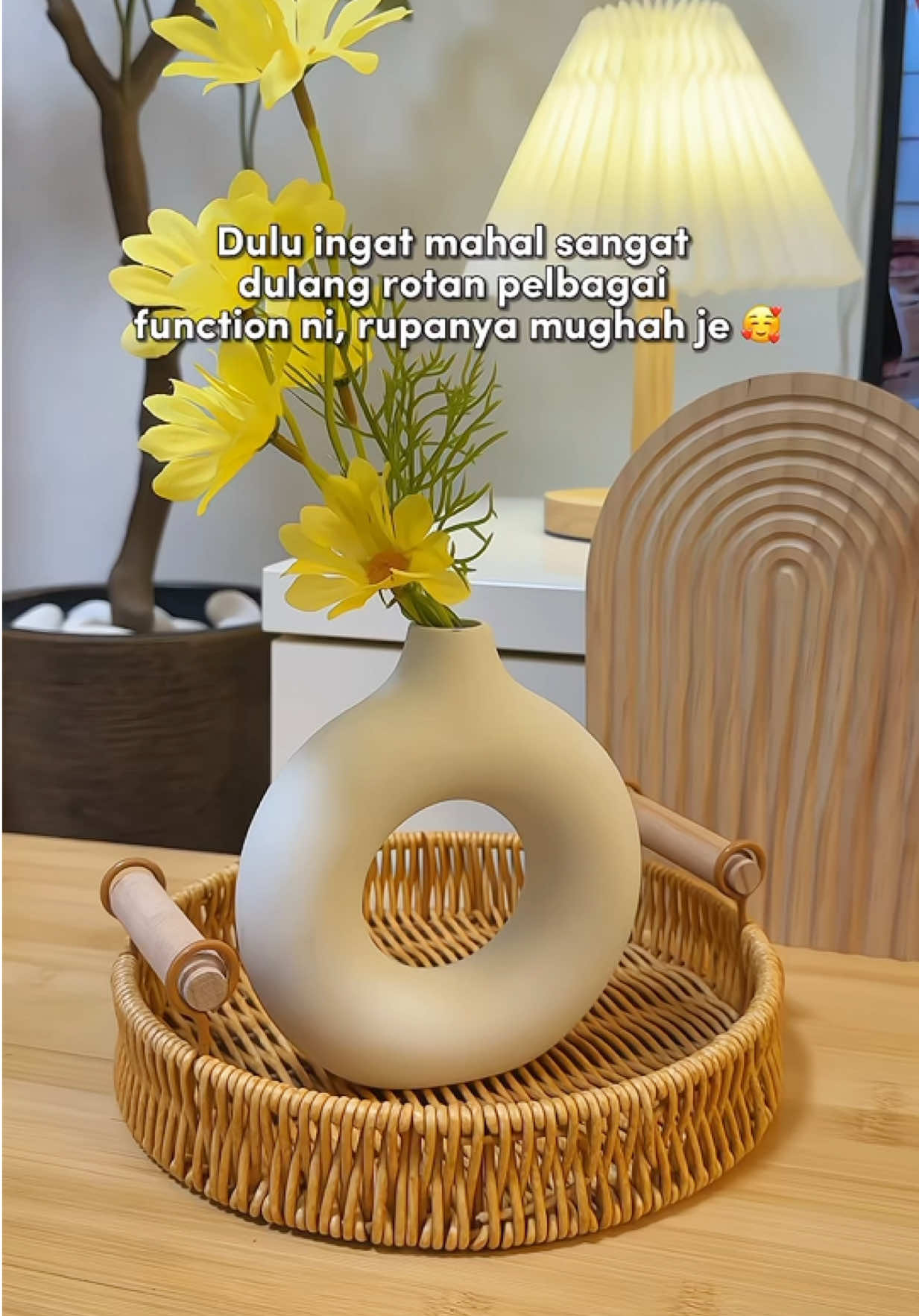 Lawa sgt dulang rotan ni. 😍 Memang berbaloi beli untuk pelbagai kegunaan. Buat deco rumah boleh, buat dulang air untuk tetamu pun boleh. Grab cepat kat beg kuning ✨ #dulang #dulangrotan #dulangrotanaesthetic #dulangrotanmurah #rattantray