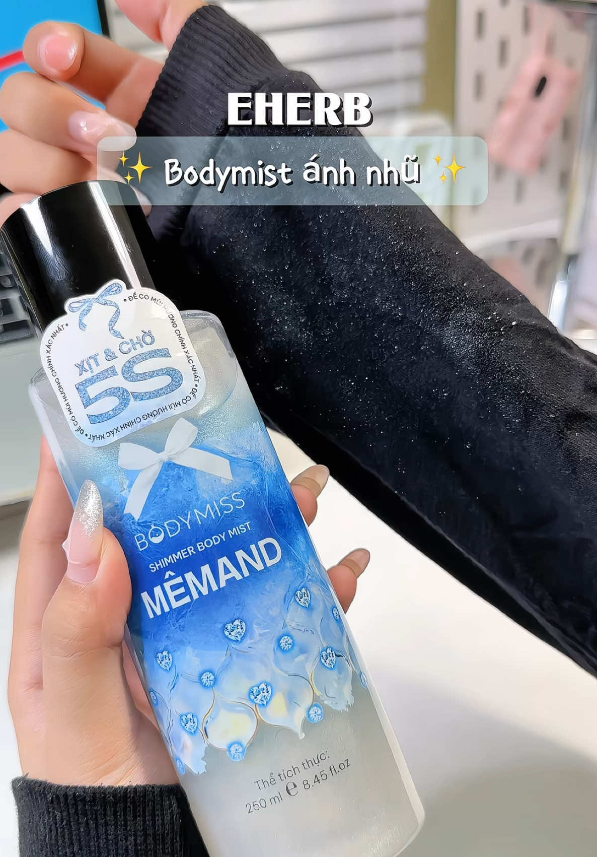 Thơm thôi thì chưa đủ đâu nha, bodymist bữa nay phải bling bling nữa mới chịu á ✨ #bodymist #bodymisteherb #eherbvietnam #bodymistconhu #gocnhocuachan 