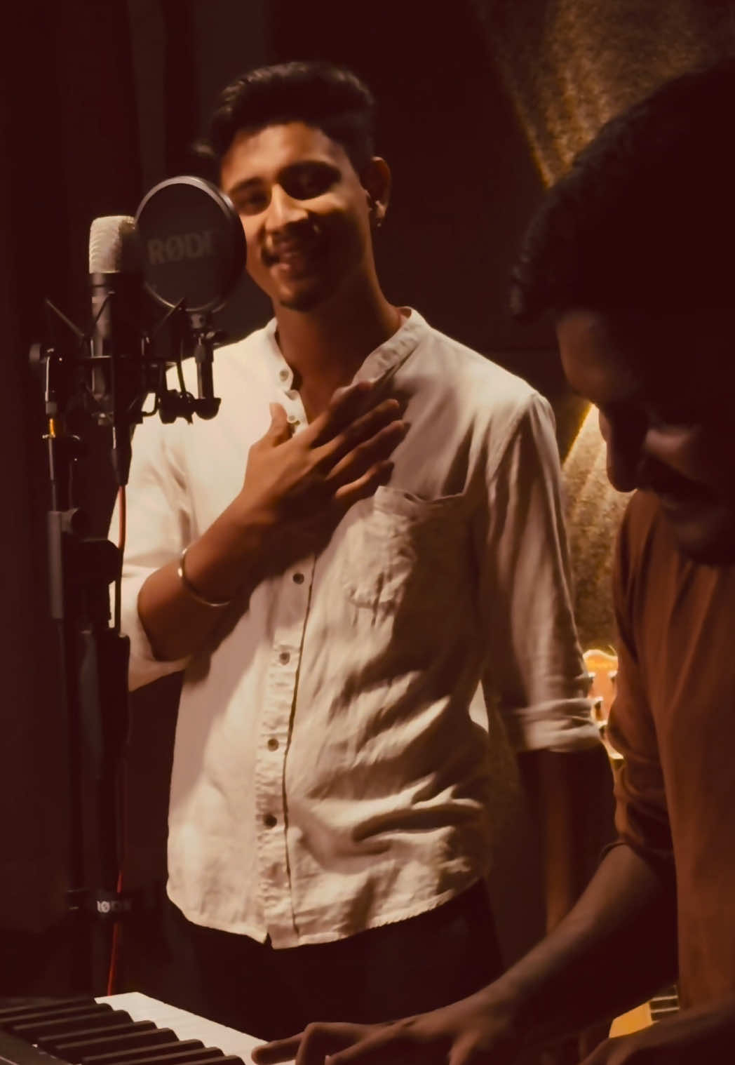 Kadhaigalai Pesum (Angadi Theru)♥️ If this track makes you think of someone special, tag them below ✨ • • @Unnitheivan  #devgcovers #unnitheivanvox #angaditheru #kadhaigalaipesum 