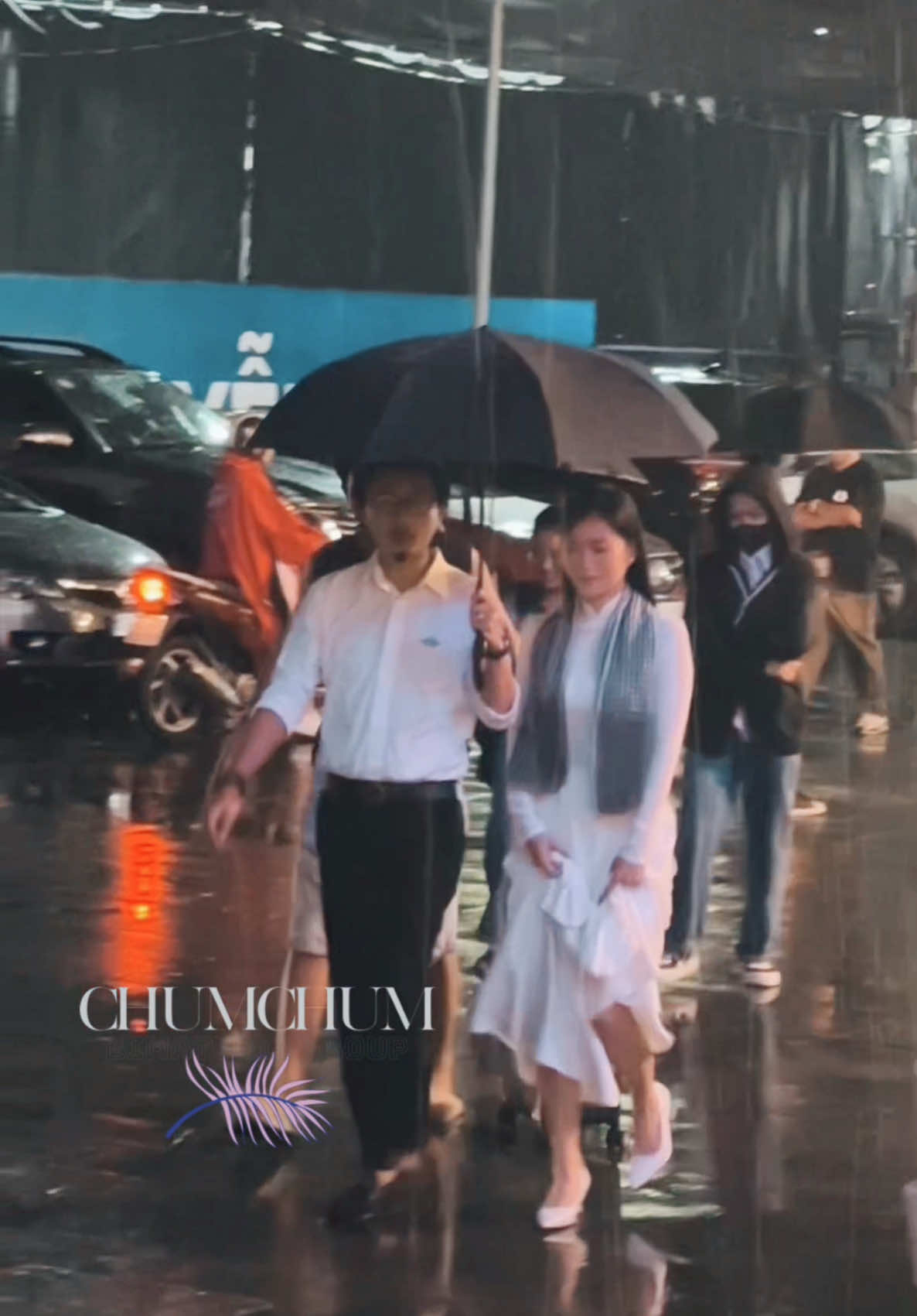 Dàn nghệ sĩ đội mưa tham gia sự kiện mang áo dài đeo khăn rằn #ChumChum #BimatVbiz #Thegioimodels #Lattungvbiz #TiktokGiaiTri #vyoanh #lamvyda #huaminhdat #bachcongkhanh #huavivan #kimtuyen #catphuong 