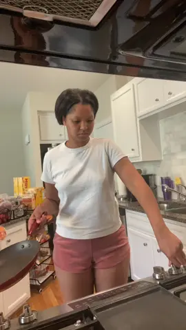 What’s your kids favorite breakfast food?? Mine would prefer a popsicle 😂 im considering getting popsicle molds and making homemade fruit pops!!  #makebreakfastwithme #morningwithme #momlifevibes #sahmtok #boymoms 