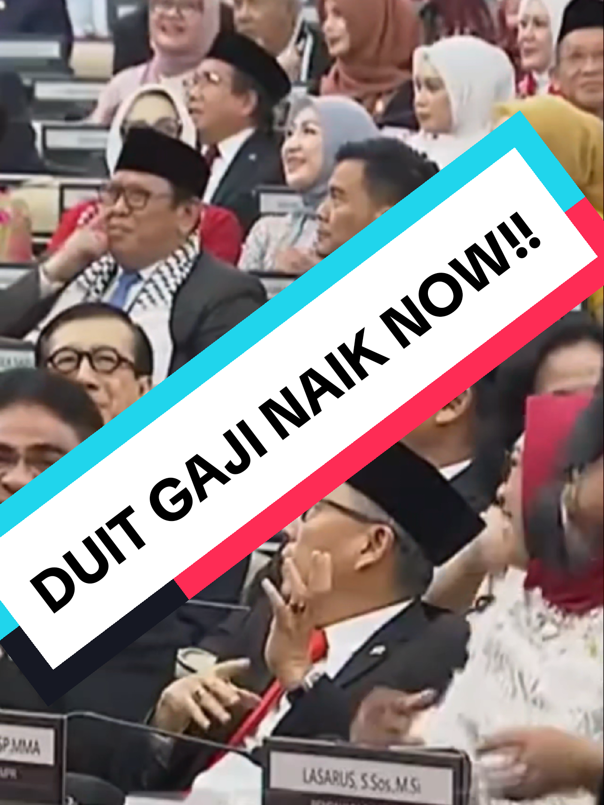 Hidup cuma sekali Eh malah jadi WNI Bayar pajak tiap hari Harga naik tak berhenti Janji manis cuma teori Rakyat lapar tak dipeduli Kursi empuk jadi obsesi Kritik dianggap pembenci Hukum tajam pada kami Yang atas malah haha-hihi Yang salah eh dilindungi Yang benar eh disakiti Bayar pajak sepenuh hati Balasannya cuman janji Dan kita cuma penonton di negeri sendiri #dpr #dewanpengkhianatrakyat #dprjoget #dprbusuk #prabowo 