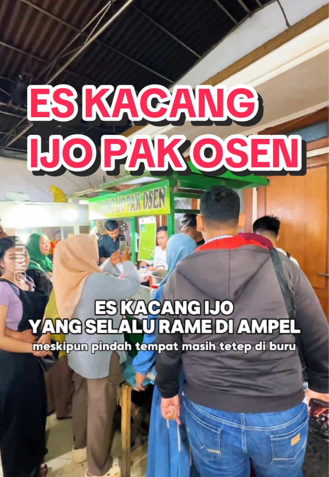 Es kacang ijo legendaris di kawasan Ampel ini kayaknya nggak pernah sepi, deh! 🤩 Namanya Es Kacang Ijo Pak Osen. Dari dulu sudah terkenal banget, dan meski sempat pindah tempat, antreannya tetep panjang kayak biasa. Kalau lewat sore-sore, pasti keliatan bangku-bangku penuh sama orang yang lagi nyeruput es kacang ijo segar. 🌿 Yang bikin beda, es kacang ijonya tuh kental dan manis gurih, terus bisa ditambah topping komplit: alpukat, ketan hitam, sama kelapa muda. Serius, kombinasi kacang ijo + alpukat tuh unexpected banget tapi nagih! 🥑✨ Rasanya jadi creamy, segar, dan bikin puas. Apalagi harganya ramah kantong—cuma Rp6.000 aja, kalau pakai topping lengkap jadi Rp10.000. Ga heran tempat ini selalu jadi favorit warga sekitar sampai orang luar kota yang main ke Ampel 📍 Es Kacang Ijo Pak Osen Jl. KH Mas Mansyur No. 146, Surabaya 🕔 Jam buka: 17.00 – 22.00 #kulinersby #kulinersurabaya #kulinersbykakilima #eskacangijopakosen #kulinersbyutara 