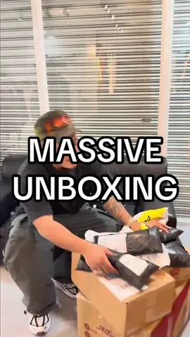 Massive UNBOXING! Tara buksan na natin to mga bai. Let’s go 🚀 #barabai #beyondarchives #chromehearts #louisvuitton #dior #gucci #bape #supreme #stussy #humanmade #balenciaga #loropiana #luxury #streetwear #fashion