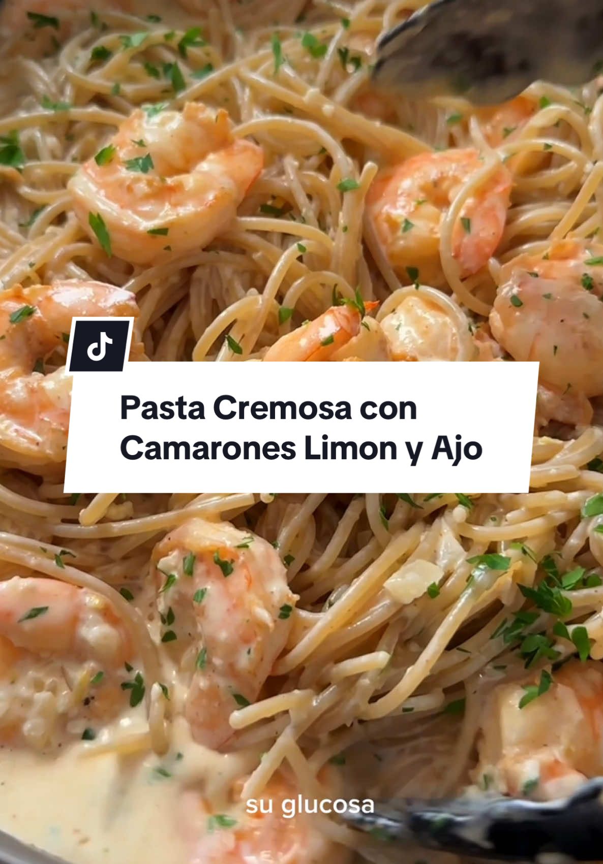 Pasta Cremosa de Camarones al Ajillo y Limón🍋🍤 Esta Pasta Cremosa de Camarones al Ajillo y Limón es decadente, llena de sabor y sorprendentemente fácil de hacer. La vibrante salsa de limón y ajo, junto a los camarones tiernos, es el 'comfort food' por excelencia, ¡y todo manteniéndose bajo en carbohidratos! ¡Guarda esta receta para una cena deliciosa y rápida durante la semana! INGREDIENTES: 1 lb de camarones, desvenados y sin cola 1 caja de pasta alta en proteína y baja en carbohidratos (ej. Pete's Pasta) 3 cdas. de mantequilla sin sal 1/4 taza de cebolla picada 3 dientes de ajo grandes, picaditos 1/2 taza de crema espesa ('heavy cream') 2 cdas. de queso parmesano rallado Jugo de 1 limón entero Ralladura de 1/2 limón Sazón para los camarones: Sal, paprika, ajo en polvo 1/4 cdta. de sal (para la salsa) Pizca de pimienta negra Perejil fresco picado, para decorar INSTRUCCIONES: 1. Cocina la pasta baja en carbohidratos según las instrucciones del empaque. Seca los camarones y sazónalos con sal, paprika y ajo en polvo. 2. En un sartén grande, derrite la mantequilla a fuego medio. Cocina los camarones por 1-2 minutos por cada lado. Retira los camarones y resérvalos. 3. En el mismo sartén, sofríe la cebolla y el ajo hasta que estén fragantes. Vierte la crema espesa, el jugo y la ralladura de limón. Deja que hierva suavemente. 4. Incorpora el queso parmesano y mueve hasta que se derrita y la salsa espese un poco. Sazona con sal y pimienta. Regresa los camarones cocidos y añade la pasta escurrida al sartén. Mezcla todo hasta que quede bien cubierto. 5. ¡Sirve inmediatamente, decorado con perejil fresco!