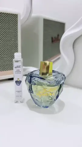 𝗟𝗼𝗹𝗶𝘁𝗮 𝗟𝗲𝗺𝗽𝗶𝗰𝗸𝗮 - 𝗘𝗗𝗣  🧚🏻‍♀️ Fullseal 100ml  Chiết 10ml  Lolita Lempicka được giới thiệu lần đầu tiên năm 1997, mang một vẻ đẹp thần tiên, đưa chúng ta đến một thế giới đầy phép thuật của những câu chuyện cổ tích. 🚩 𝑮𝒐́𝒄 𝒓𝒆𝒗𝒊𝒆𝒘 - Dưới ánh nhìn tuy đáng yêu nhưng ẩn nấp đầy huyền bí, Lolita Lempicka mang trong mình có mùi hương pha trộn ngọt ngào giữa violet, iris và cam thảo. 🦋 Ấp ủ tông hương cay nhẹ, mềm mại từ Hoa hồi cùng Cây thường xuân, bên cạnh sự kết hợp khéo léo giữa violet và cam thảo giúp cho mùi hương trở nên đáng yêu. Các nốt hương thảo mộc  tạo ra vẻ tươi sáng cùng ảo diệu cho hương thơm. Diên vĩ xuất hiện mềm mùi hương và khiến nó trở nên thanh lịch là nghệ thuật, điểm xuyến đường nét uyển chuyển mềm mại vốn dĩ cho nàng. 🍫 Cuối cùng, ngọt ngào hơn thảy với sự góp mặt của Vanilla hòa quyện với Kẹo paraline và Đậu tonka. Đan xen là nét da thịt gần gũi, êm ái của xạ hương trên lớp nền cỏ hương bài bền chặt. Tất cả hòa với nhau mang đến cho bạn mùi thơm trong trẻo, nhẹ nhàng và đáng yêu. Làm mưa gió từ khi xuất hiện, Lolita Lempicka được nhiều chị em xếp vào loại “must – have” trong bộ sưu tập của mình. 👉 Hương đặc trưng :         - Hương Đầu: Hồi quả, Violet, Thường xuân.        - Hương Giữa: Cam thảo, Cherry, Diễn vĩ, Loa kèn đỏ.        - Hương Cuối: Vanilla, Kẹo praline, Đậu tonka, Xạ hương, Cỏ hương bải. ————————— #lolitalempicka #nuochoachiet #fyp #nuochoachinhhang #nuochoa 