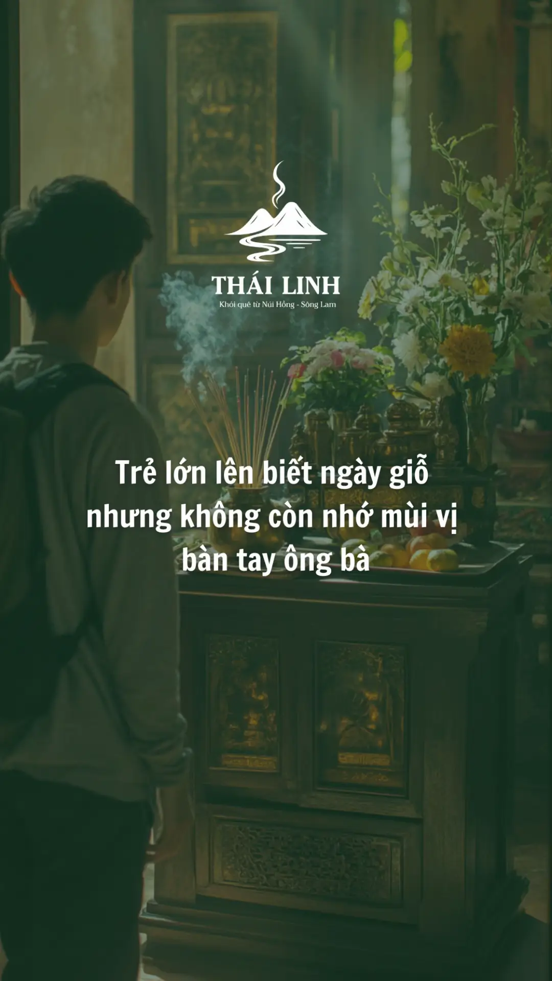 Thái Linh từng nghe một đứa trẻ hỏi mẹ, chỉ tay lên bàn thờ: – “Người này là ai vậy?” Mẹ đáp: “Ông con đó.” Đứa nhỏ tròn mắt, gật gù, rồi chạy đi chơi. Đối với nó, ông chỉ là một tấm ảnh đóng khung, không tiếng nói, không mùi mồ hôi, không dáng ngồi quen ở chiếc ghế đầu bàn. Ký ức về ông – nếu không ai kể – sẽ sớm chỉ còn là một gương mặt lặng lẽ nhìn xuống từ trên cao. Ngày xưa, trẻ con lớn lên bên tiếng võng kẽo kẹt, tiếng ông bà gọi ăn cơm, tiếng kể chuyện đêm hè. Nay, nhiều đứa nhỏ chỉ gặp ông bà một lần trong năm – trên bàn thờ. Một khoảng trống ký ức bắt đầu hình thành, và rồi thành khoảng cách. Cha ông ta lập bàn thờ không phải để người đã mất thành xa lạ, mà để nhắc con cháu kể lại, nhắc lại, gọi lại – để người còn ở mãi trong đời sống thường ngày. Nếu bàn thờ chỉ còn là ảnh và bát nhang, mà thiếu đi câu chuyện, thiếu đi tiếng nhắc, thì ký ức sẽ cạn dần, và hiếu kính sẽ nhạt. Thái Linh không mong quý bạn bày bàn thờ lớn. Chỉ mong, mỗi lần con cháu hỏi: “Người này là ai?”, quý bạn đừng trả lời vội cho xong, mà ngồi xuống, kể thêm một câu chuyện, một kỷ niệm. Ông bà không chỉ ở trong ảnh. Ông bà còn ở trong cách ta giữ lại ký ức – để một đứa trẻ lớn lên, biết mình thuộc về một dòng chảy thật, chứ không phải chỉ nhìn vào một tấm hình im lặng. Vì ký ức không tự nhiên mà ở lại. Nó chỉ còn khi có người truyền. Ảnh thờ giữ gương mặt, nhưng lời kể… mới giữ được linh hồn trong lòng người sau. #nhangthailinh #thailinhnhang #tâmhương #thờcúngtỉnhthức #giữnếpnhà 