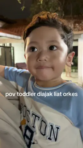 anak sekecil itu udh bisa pilih biduan #sidoarjo #candi #sidoarjopride 