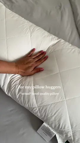 Love how it just squishes in my arms. Try this pillow if you have neck pain. Just enough firmness for support but soft to sleep on. #sidesleeper #neckpain #hotelpillows #goosefeatherpillow #threegeesebedding 