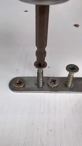 🛠️💥 Ainda não nasceu quem quebre uma K5! Feita de liga alemã de alta resistência, com cruzeta antiderrapante e ímã potente que segura qualquer parafuso no lugar.  Até parafuso arredondado ou desgastado? ✅ Ela resolve! Impacto? ✅ Ela aguenta! Durabilidade? ✅ Sobrenatural!  #BrocaK5 #FerramentasProfissionais #DIY #Oficina #FerramentasTop