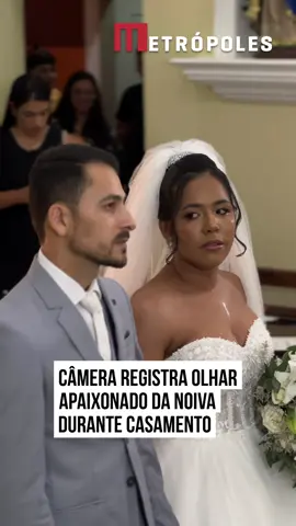 ⛪ Taynara realizou o sonho do #casamento e está mais do que feliz ao lado do maridão. Durante o matrimônio, um dos convidados filmou alguns minutos da cerimônia e acabou capturando o olhar espontâneo da Tay para o marido Veroildo. No #vídeo, a Tay, visivelmente emocionada, olha para o parceiro com aquele olhar de ternura que só alguém apaixonado consegue reproduzir.  O gesto é simples, mas entrega toda a felicidade que a noiva estava sentindo naquele dia. #EntretêNews Felicidades ao casal! 📹 @Taymelos_ | @myhoodbr