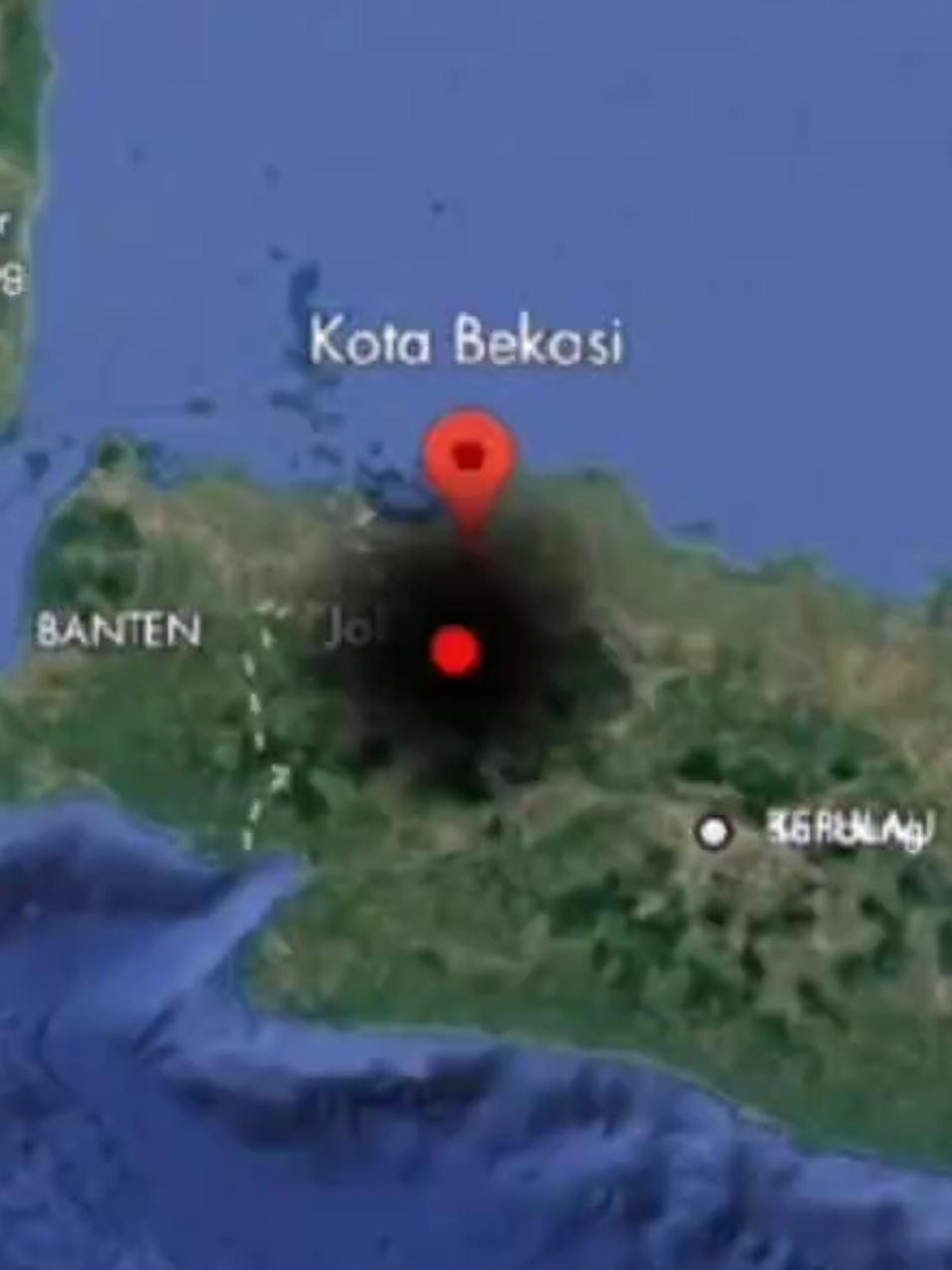 Gempa Magnitudo 4,9 Guncang Bekasi, Getaran Terasa Hingga Jakarta dan Bogor Bekasi, EsaNews.id – Warga Bekasi dan sekitarnya dikejutkan guncangan gempa pada Rabu malam, 20 Agustus 2025. Badan Meteorologi, Klimatologi, dan Geofisika (BMKG) mencatat gempa berkekuatan Magnitudo 4,9 terjadi sekitar pukul 19.54 WIB. Episentrum gempa berada 14 km tenggara Kabupaten Bekasi, Jawa Barat, dengan kedalaman dangkal sekitar 10 km. Meski tidak berpotensi tsunami, getarannya terasa cukup kuat di sejumlah wilayah. Sejumlah warga di Jakarta, Depok, Tangerang Selatan, Bogor, Purwakarta, Sukabumi, hingga Bandung mengaku merasakan getaran. Bahkan, beberapa gedung tinggi di Jakarta dilaporkan sempat bergoyang. Hingga berita ini diturunkan, belum ada laporan resmi mengenai korban jiwa maupun kerusakan bangunan akibat gempa. BMKG mengimbau masyarakat tetap tenang dan tidak mudah terpengaruh isu yang tidak dapat dipertanggungjawabkan.#gempabekasi #gempahariini 