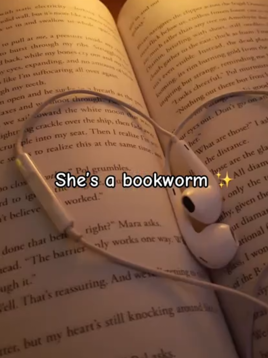 „A reader lives a thousand lives…” - George R. R. Martin 📖 ✨ #bookworm #studytok #stayfocused #fyp #foryou 
