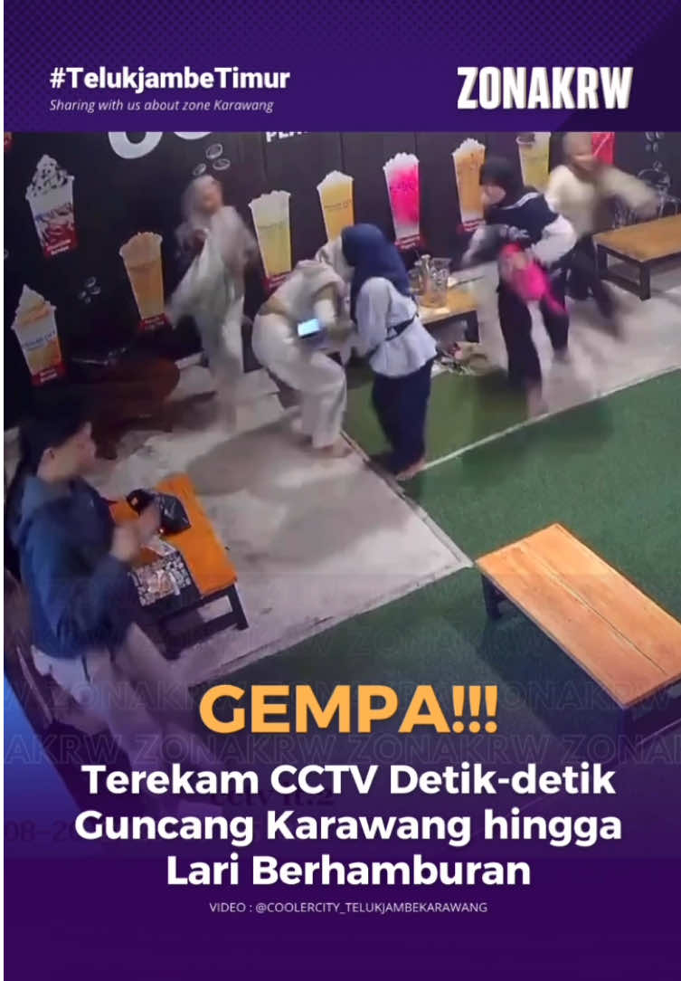 Detik-detik rekaman CCTV dari salah satu kedai minuman saat terjadi gempa di Karawang berkekuatan 4,9 magnitudo. Rabu (20/8) malam. Video @coolercity_telukjambekarawang #zonakrw #zonakarawang #karawang #laporanwargakrw #jawabarat #indonesia #gempakarawang #gempa 