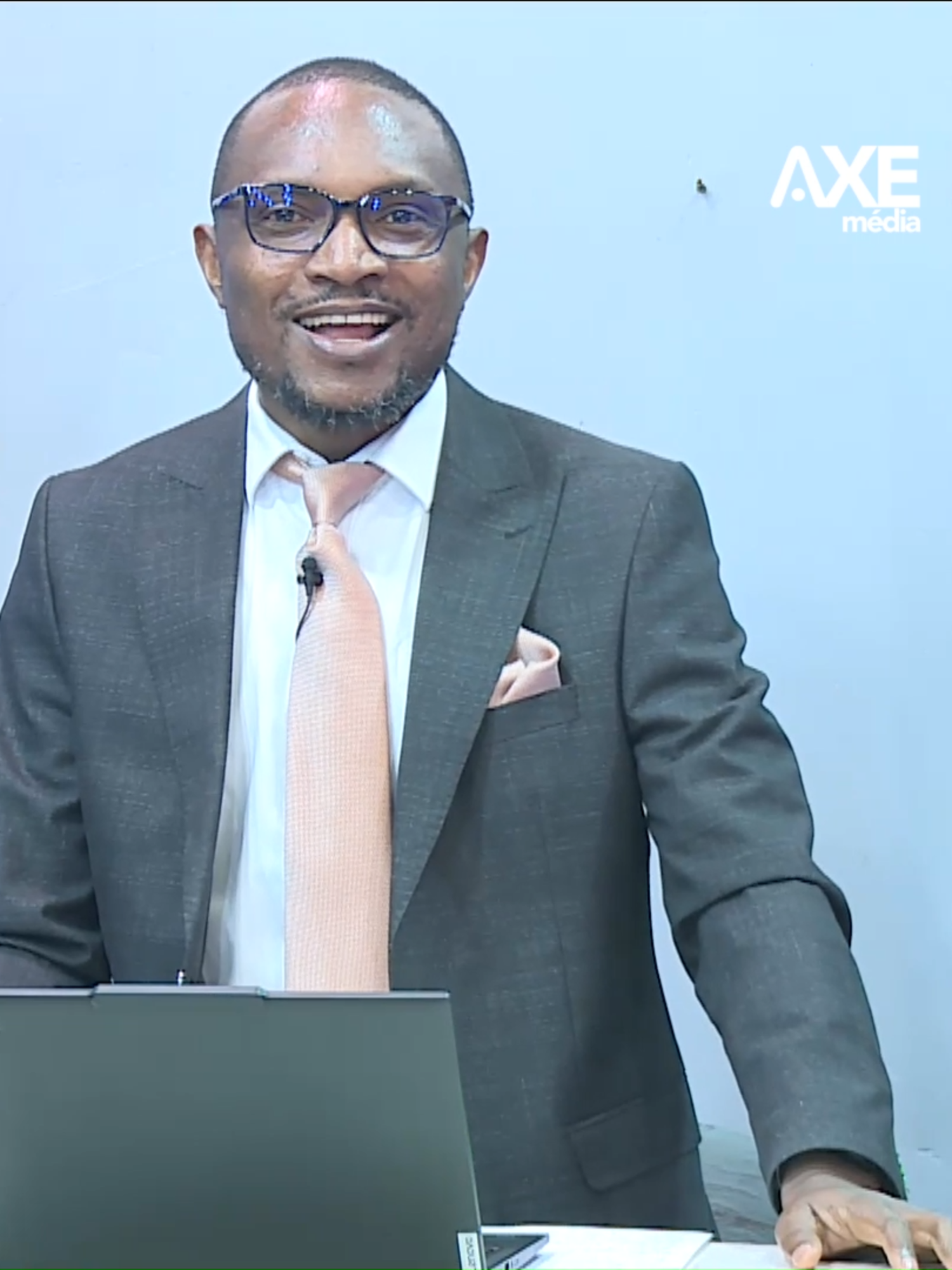 L’autre visage du président de la Cour constitutionnelle en #RDC, Dieudonné Kamuleta. #AXEmedia #BUZZ #rdcongo🇨🇩