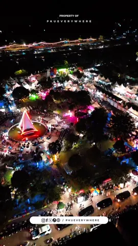suasana malam di tepian Narosa benar-benar hidup wak 🌃✨ Acara panggung hiburan berlangsung meriah, penonton padat memenuhi tepian hingga jalanan ikut macet dibuatnya Ramai, seru, dan penuh keceriaan jadi warna khas Festival Pacu Jalur malam ini! #pkueverywherexyz #pku 